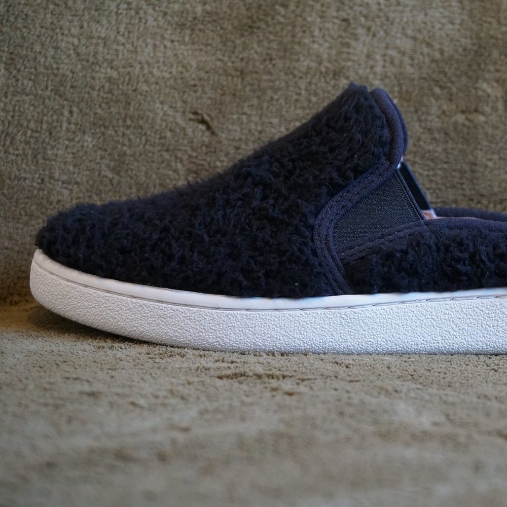 UGG LUCI SLIP ON SNEAKERS  SLIPPERS 10 - Picture 2 of 7